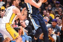 开云体育中国-小牛主场逆转灰熊，三连败险象环生