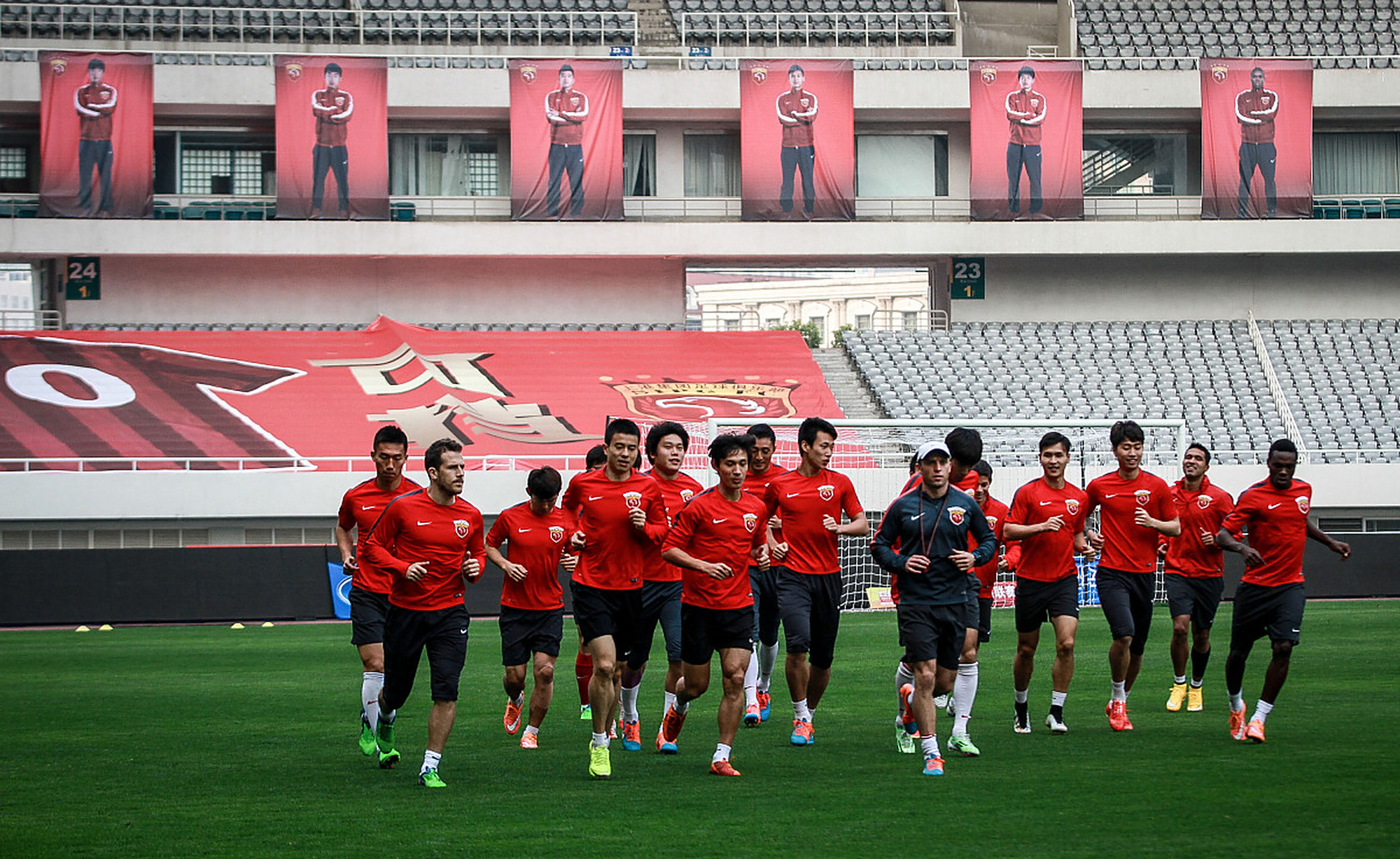 包含上港首战取胜，中超新赛季开门红的词条