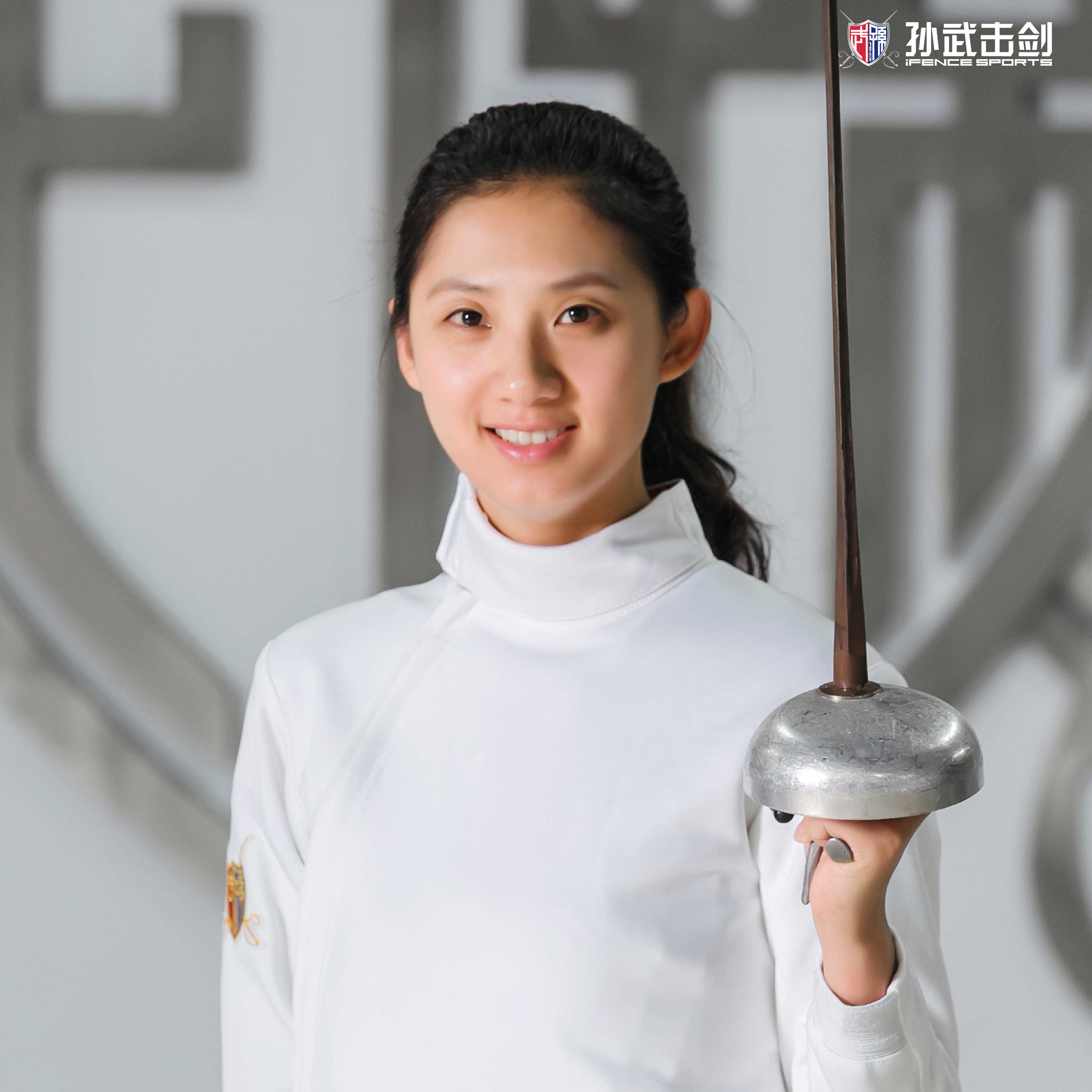 包含青年击剑选手成为焦点，技艺精湛的词条